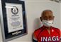 den 87-årige japanske triatlet Hiromo Inada ses foran sit diplom fra Guinness World Records som beviser at han er den ældste til at gennemføre en ironman i triatlon