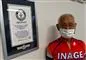 den 87-årige japanske triatlet Hiromo Inada ses foran sit diplom fra Guinness World Records som beviser at han er den ældste til at gennemføre en ironman i triatlon