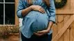 gravid kvinde holder om sin mave