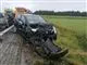 Skadet bil holder i rabatten