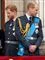 Billede af prins Harry, som kigger til venstre og prins William, som kigger til højre.