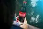 Person holder en coca cola flaske i hånden