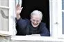 dronning Margrethe vinker fa et vindue på Fredensborg Slot