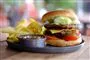 Burger med pommes frites