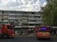 Et lejlighedskompleks med brandbiler udenfor