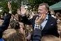 Lars Løkke vinker og hilser på børn