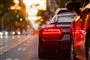 En Audi R8 bagfra med tusmørke og gadelys foran