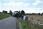 Lastbil ligger på siden i grøft