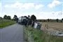 Lastbil ligger på siden i grøft