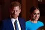 Harry med slips og Meghan i blå top