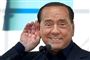 Silvio Berlusconi med hånd bag øret.