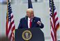 USA's præsident Donald Trump taler til forsamlingen på krigskibet USS North Carolina