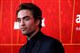 Skuespilleren Robert Pattinson foran et rødt bagklæde