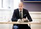 Sundhedsminister Magnus Heunicke sidder ved et bord 
