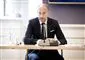 Sundhedsminister Magnus Heunicke sidder ved et bord 