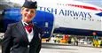 En smilende stewardesse foran et BA-fly
