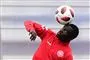Pione Sisto i orange trøje jonglerer med bold
