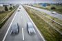 motorvej med biler i høj fart 