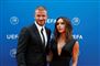 Fodboldstjernen David Beckham i jakkesæt sammen med sin kone Victoria Beckham, der har en stort kjole med dyb udskæring på. 