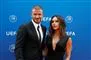 Fodboldstjernen David Beckham i jakkesæt sammen med sin kone Victoria Beckham, der har en stort kjole med dyb udskæring på. 