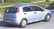 Lysegrå Fiat Punto set fra siden