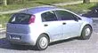 Lysegrå Fiat Punto set fra siden