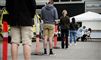 Kø ved testtelte på Professionshøjskolen i Odense