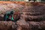 En mand graver grave i Brasilien