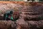 En mand graver grave i Brasilien