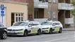 politibiler holder ude på gade