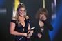 Lauren Alaina modtager en pris