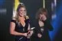 Lauren Alaina modtager en pris