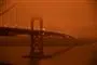 Golden Gate-broen i et mørkt orange skær