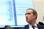 Billede af Mark Zuckerberg foran et lærred med facebook på