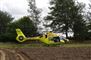 En lægehelikopter parkeret på en mark