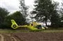 En lægehelikopter parkeret på en mark
