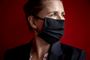 Portæt af statsminister Mette Frederiksen iført mundbind