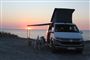En autocamper i solnedgang