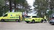 En ambulance og en lægeambulance er parkeret ved stranden ved Ebeltoft