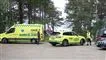 En ambulance og en lægeambulance er parkeret ved stranden ved Ebeltoft