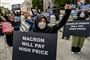 Demonstranter med bundbind. Forrest står en demonstrant med et skilt med skriften "Macron vi betale den højeste pris".
