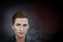 Statsminister Mette Frederiksen med en meget alvorlig mine. Billedet er taget helt tæt på. Hun har håret tilbage i en hestehale. 