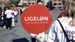 Kvinder bærer skilt med påskriften ligeløn til demonstration for ligeløn