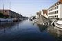 Restaurantskibet Grønsund i Københavns Havn ligger på siden efter at have taget vand ind