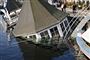 Restaurantskibet Grønsund i Københavns Havn ligger på siden efter at have taget vand ind