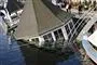 Restaurantskibet Grønsund i Københavns Havn ligger på siden efter at have taget vand ind