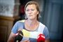 Alternativets leder Josephine Fock foran to mikrofoner fra DR og TV2 