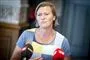 Alternativets leder Josephine Fock foran to mikrofoner fra DR og TV2 