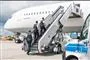 Tre politibetjente på vej ombord på fly