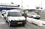 En uniformsklædt mand snakker med en bilist ved færgelejet i Hirtshals.
